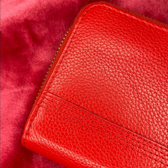 Timberland Women's Leather RFID Zip Around Wallet Clutch with Wristlet Strap - Picture 4 of 10